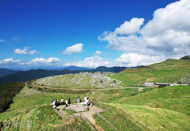 에히메현 시코쿠카르스트에서 여행객이 고원 전망을 즐기고 있다.