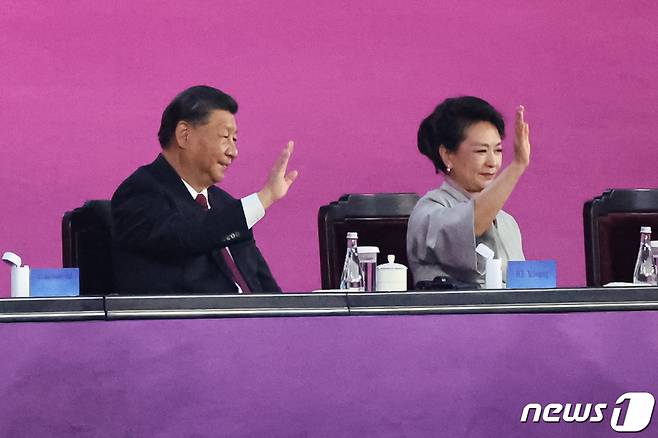 (항저우(중국)=뉴스1) 유승관 기자 = 시진핑 중국 국가 주석과 부인 펑리위안 여사가 23일 오후 중국 항저우 올림픽 스포츠센터 스타디움에서 열린 '2022 제19회 항저우 아시안게임' 개회식에서 입장하는 대한민국 선수단을 향해 손을 흔들고 있다. 2023.9.23/뉴스1 Copyright (C) 뉴스1. All rights reserved. 무단 전재 및 재배포, AI학습 이용 금지.