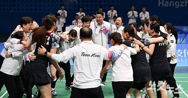 1일 중국 항저우 빈장체육관에서 '2022 항저우 아시안게임' 배드민턴 여자 단체전에서 승리한 한구 선수들이 환호하고 있다.. 대표팀은 이날 열린 여자 단체전 결승에서 중국을 게임 스코어 3-0으로 완파하 금메달을 차지했다. 한국은 방수현, 라경민 등이 활약했던 1994년 히로시마 대회 이후 29년 만에 중국의 독주를 막고 아시안게임 정상에 등극했다. 항저우(중국)=황진환 기자