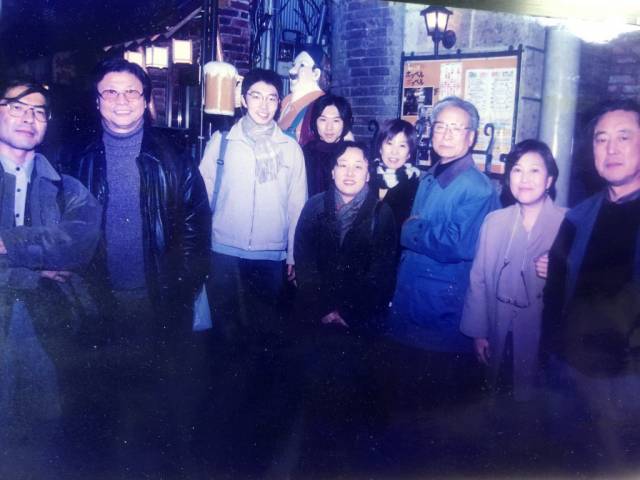 ▲<왜 계속 써왔는가 왜 침묵해 왔는가> 출판기념 뒤풀이 모임의 세키 마사노리(맨 왼쪽), 그 옆이 소설가 양석일, 맨 오른쪽에서 세 번째 김시종, 그 옆에 얼굴만 보이는 이가 녹취 작업에 참여했던 조경희, 무슨 일인지 대담의 상대였던 김석범은 보이지 않는다. ⓒ리영희재단