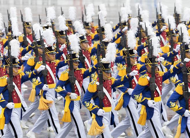 9월26일 성남 서울공항에서 열린 건군 제75주년 국군의날 기념식에서 육군사관학교 생도들이 분열하고 있다. ⓒ연합뉴스