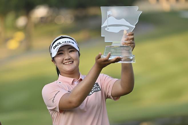 유해란이 지난 2일 미국 아칸소주 로저스의 피너클CC에서 열린 LPGA 투어 월마트 NW 아칸소 챔피언십에서 데뷔 첫 우승을 차지한 뒤 트로피를 들고 활짝 웃고 있다. 로저스|AP 연합뉴스
