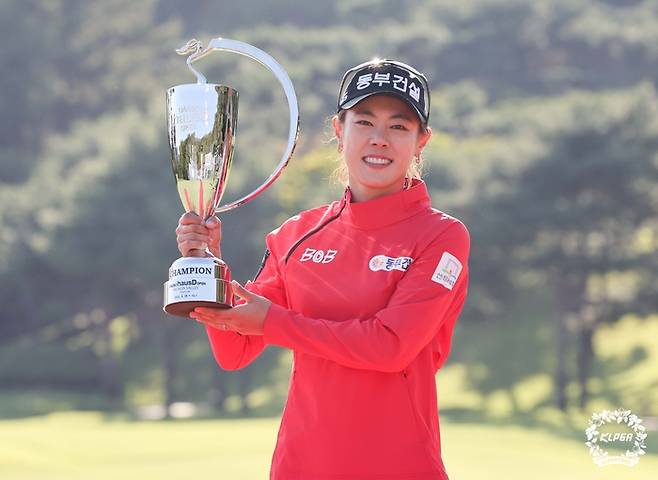 박주영이 지난 1일 경기도 파주 서원밸리CC에서 끝난 KLPGA 투어 대보 하우스디 오픈에서 우승한 뒤 트로피를 들고 웃고 있다. 박주영은 시즌 마지막 메이저대회 하이트진로 챔피언십에서 2주 연속 우승에 도전한다. |KLPGA 제공