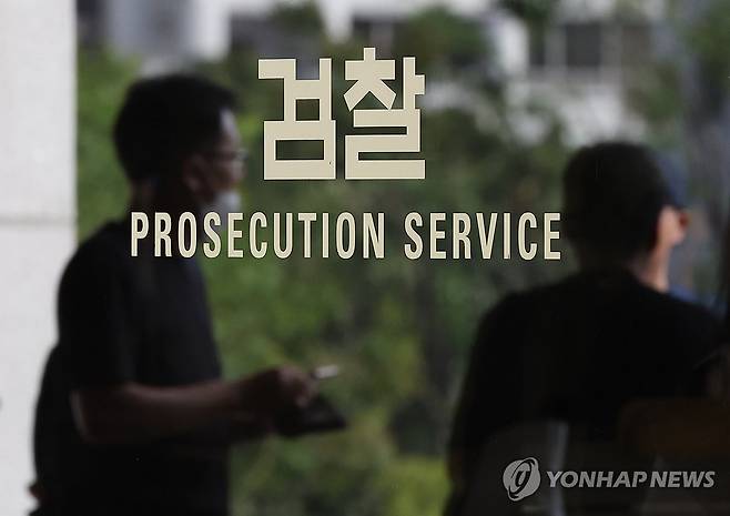 26일로 결정된 이재명 대표 영장심사 (서울=연합뉴스) 김성민 기자 = 더불어민주당 이재명 대표에 대한 국회 체포 동의안 가결 다음날인 22일 서울 서초구 서울중앙지방검찰청의 모습.
서울중앙지방법원은 이날 이 대표의 구속 전 피의자 심문(영장심사) 기일을 26일 오전 10시로 지정했다. 다만 이 대표 측이 건강 상태를 이유로 기일 연기를 요청하면 심문을 미룰 가능성도 있다. 2023.9.22 ksm7976@yna.co.kr