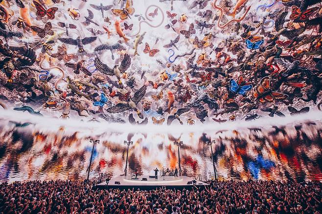 록 밴드 U2가 9월 29일(현지 시각) 미국 네바다주 라스베이거스에 있는 거대한 구형 콘서트장 MSG 스피어에서 첫 공연을 하고 있다. /로이터 뉴스1