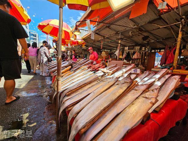 2일 오후 부산광역시 중구 남포동 자갈치시장의 인근 한 매대에 먹갈치들이 놓여 있다. 나광현 기자