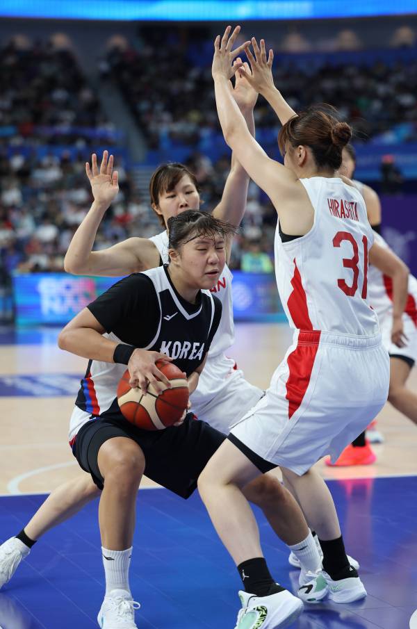 <yonhap photo-3536=""> 지난 3일 중국 저장성 항저우의 올림픽 스포츠센터에서 열린 항저우 아시안게임 여자 농구 준결승 한국과 일본의 경기. 박지현이 돌파를 시도하고 있다. 사진=연합뉴스</yonhap>