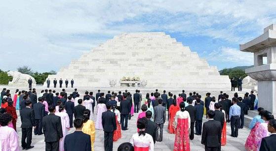 북한 노동당 기관지 노동신문은 4일 "개천절 행사가 3일 단군릉 앞에서 진행됐다"며 "천도교청우당 중앙위원회, 관계부문 일꾼들, 평양시 안의 근로자들이 참가했다"라고 보도했다. 뉴스1
