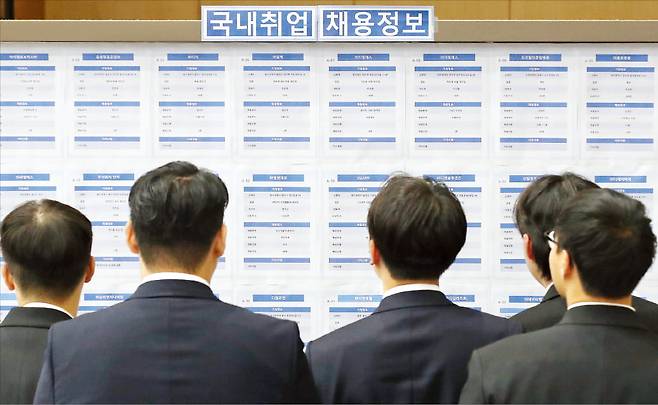 취업준비생들이 지난 21일 대구 영진전문대에서 열린 취업박람회에서 채용 정보를 살펴보고 있다. 통계청에 따르면 특별한 이유 없이 일이나 구직 활동을 하지 않고 ‘그냥 쉬는’ 30~40대는 지난달 56만4000명으로, 코로나19 시기에 육박했다. 뉴스1