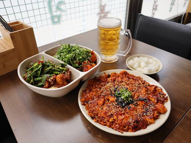 서울 영등포구에 위치한 세계닭집. 사진은 세계닭집의 부추마늘간장닭강정과 닭갈비볶음밥. /사진=다이어리알