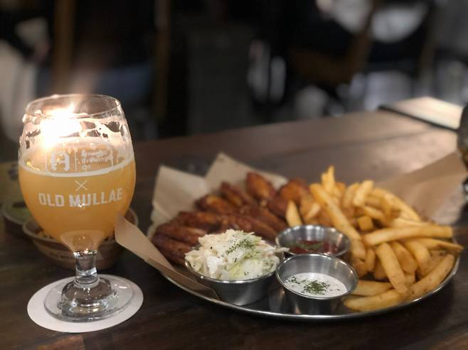 올드문래의 수제 맥주와 감자튀김. /사진=다이어리알