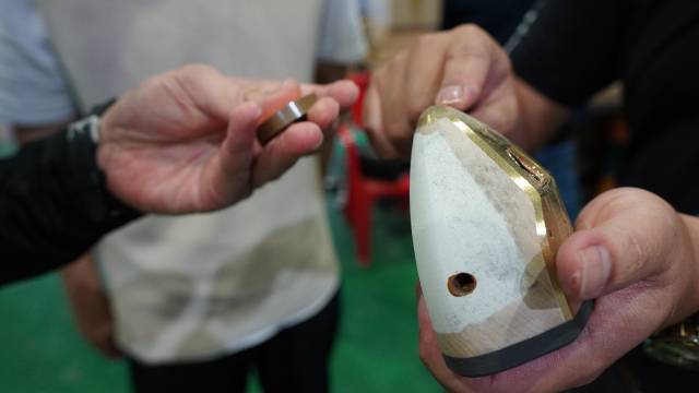 권기준 무스탕파크골프 상무이사가 헤드의 무게 추에 관해 설명하고 있다. 헤드의 까만 부분이 헤드페이스(8mm), 끝의 황동색 부분이 삽입된 추다. / 정예지 기자