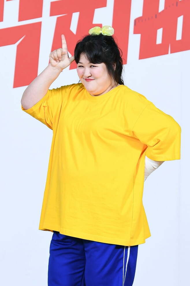 Lee Guk-joo has now revealed his weight.On the 5th, a production presentation for SBS new entertainment show Big Man Survival Island - Eat Chi-pa! (hereinafter Eat Chi-pa!) was released online.The ceremony was attended by Seo Jang-hoon, Park Na-rae, Shindong, Lee Guk-joo, Na Sun-wook, Satir, Ho-Chul Lee, Mirage, Lee Kyu-ho, and Choi Jun-seok.Chi-pa! Is a Survival Island program in which ten big man entertainers struggle to maintain their weight without falling or losing weight.It is the way in which the team that maintains the most similar weight after weighing the weight before the start of the sean and the weight after the end of the mission wins.Lee Guk-joo, who screamed after the first shot, said, I thought it would be less weight after Park Na-rae. It seemed to be similar to Shindong.Most of them are on a diet to change the front seat, but I am on a diet to change the digits. I have been eating and playing tennis for two weeks to make two digits, and I have 2. Its my first time seeing a mixed big man, Mirage said. When I saw Lee Kyu-ho, I felt it was not big.Ho-Chul Lee said, I didnt seem to be the kind of guy whod giggle here, and looked at the satirist, Lee Guk-joo, Mirage, with a laugh; Shin Dong-eun! The big man thought everyone was dwarfed than he thought.I was surprised that Ho-Chul Lee was born in 1985, and I could not speak easily. The satirist said, When I come here, I feel good to be average. I feel normal.Chi-pa! Is a pilot trilogy and will be broadcasted at 4:45 pm on October 8th.