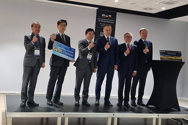 원희룡 국토교통부 장관이 폴란드 바르샤바에서 열린 ‘우크라이나 인도적 원조 및 재건사업 지원을 위한 콘퍼런스’에 참석해 안드리 니콜라옌코 우크라이나 국회의원(오른쪽 첫번째) 등과 기념사진을 찍고 있다. /신현우 기자