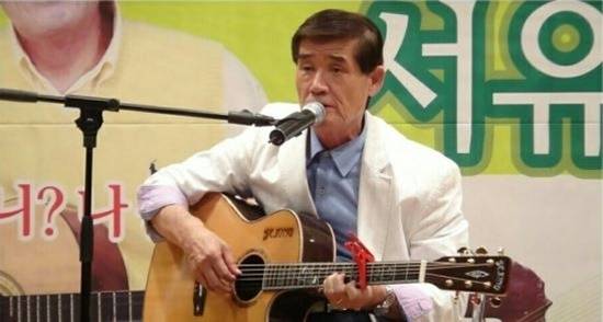 서유석은 90년 '홀로 아리랑' 이후 25년 만의 신곡으로 중장년층의 고된 현실과 고령화 사회의 어두운 면을 되돌아보는 곡으로 유튜브에서 조회수가 폭발하며 화제가 됐다. /온라인커뮤니티