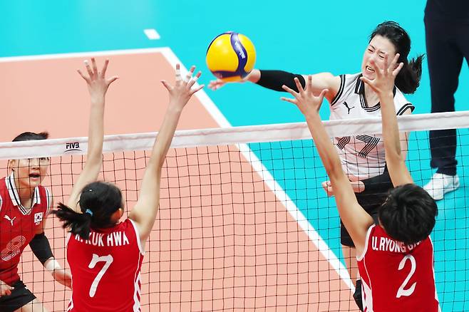 5일 중국 항저우 사범대학 창첸캠퍼스 체육관에서 열린 2022 항저우 아시안게임 여자 배구 8강 라운드 E조 대한민국과 북한의 경기에서 대한민국 강소휘(오른쪽)가 공격을 시도하고 있다. /뉴스1