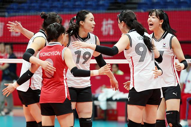 5일 중국 항저우 사범대학 창첸캠퍼스 체육관에서 열린 2022 항저우 아시안게임 여자 배구 8강 라운드 E조 대한민국과 북한의 경기에서 대한민국 선수들이 득점에 성공한 뒤 기뻐하하고 있다. /뉴스1