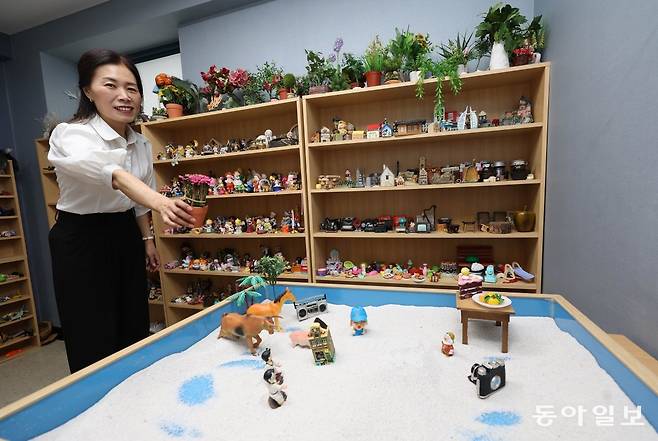 지난달 15일 서울 강남구 봄아동청소년심리발달센터에서 조은아 심리상담사가 모래놀이를 활용한 상담 과정을 설명하고 있다. 아이들은
모래판을 도화지 삼아 평소 부모와의 관계나 억제된 욕구를 표현한다. 조 상담사는 “놀이를 통해 아이가 스스로 치유하는 과정”이라고
설명했다. 김재명 기자 base@donga.com