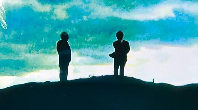 정조문(오른쪽)과 시바 료타로가 한 화면에 잡힌 영상 갈무리. 1975년 4월19일 교토 서북쪽 산으로 봄소풍을 갔을 때의 장면이다. 일행은 술을 마시고 장구 장단에 맞춰 춤추며 ‘아리랑’을 불렀다고 한다.