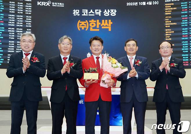 (서울=뉴스1) = 서울 영등포구 한국거래소에서 열린 한싹 코스닥시장 상장기념식에서 채남기 한국IR협의회 회장(왼쪽부터), 홍순욱 한국거래소 코스닥시장본부장, 이주도 한싹 대표이사, 김성현 KB증권 대표이사, 강왕락 코스닥협회 부회장이 기념촬영을 하고 있다. (한국거래소 제공) /뉴스1 Copyright (C) 뉴스1. All rights reserved. 무단 전재 및 재배포, AI학습 이용 금지.