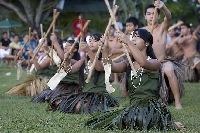 오늘날 젊은이들에게 까지 잘 전승되고 있는 괌 차모로 전통문화