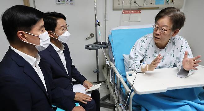 강서구청장 보궐선거 현황 보고받는 이재명 대표 (서울=연합뉴스) 이정훈 기자 = 더불어민주당 이재명 대표가 28일 서울 중랑구 녹색병원에서 조정식 사무총장과 이해식 사무부총장으로부터 당의 서울 강서구청장 보궐선거 현황을 보고 받고 있다. 2023.9.28 uwg806@yna.co.kr (끝) 연합뉴스