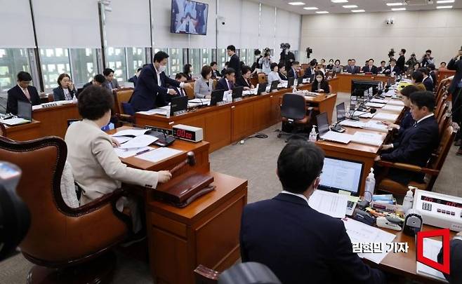 24일 국회에서 열린 보건복지위원회 전체회의에서 정춘숙 위원장이 의사봉을 두드리고 있다. 사진=김현민 기자 kimhyun81@