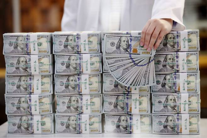 한국은행이 6일 발표한 '2023년 9월 말 외환보유액'에 따르면 지난달 말 기준 외환보유액은 4141억2000만 달러로 전월말 (4183억 달러) 보다 41억8000만 달러로 줄어들었다. 사진은 이날 서울 중구 하나은행 위변조대응센터에서 직원이 달러를 정리하는 모습./뉴시스