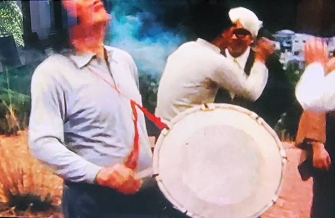 1975년 봄소풍의 즐거운 한때. 장구를 멘 이가 재일소설가 김달수이고 마주보이는 백발의 남자가 시바 료타로, 함께 춤을 추는 이가 정조문이다.