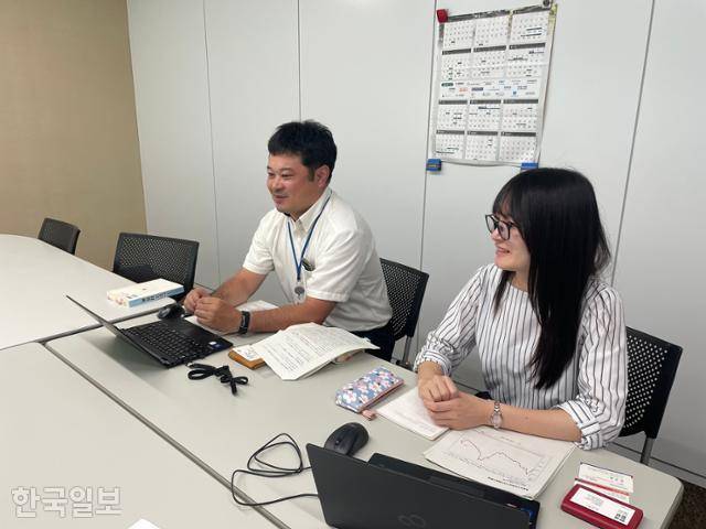 8월 25일 일본 도쿄에서 환경성 관계자들이 한국일보와 인터뷰하고 있다. 왼쪽부터 겐슈레 미즈하라 실장, 츠츠미 아야카. 도쿄=오지혜 기자