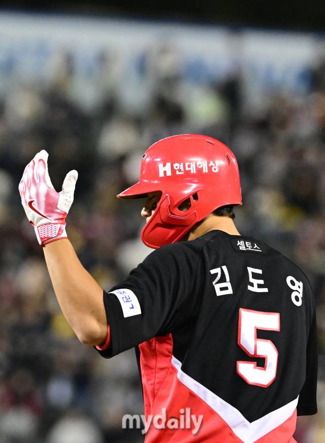 KIA 김도영이 8회초 무사 1.2루서 1타점 적시타를 친 뒤 기뻐하고 있다./잠실=유진형 기자 zolong@mydaily.co.kr