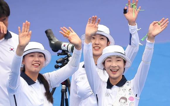 응원 감사합니다! - 6일 중국 항저우 푸양 인후 스포츠센터에서 열린 2022 항저우아시안게임 양궁 리커브 여자 단체전 결승, 중국과의 경기에서 금메달을 획득한 임시현, 최미선, 안산이 관중석 방향으로 인사하고 있다. 2023.10.6 항저우 연합뉴스