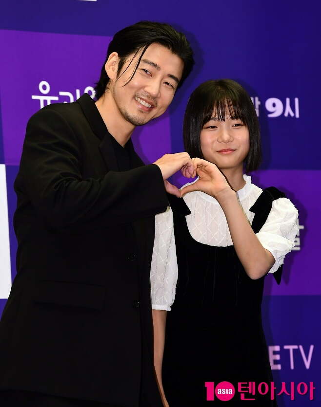 Actor Yoon Kye-sang completely took off the movie The Outlaws Chang Chen character and renewed his new life character with ENA Kidnapping Day.In a similar appearance of a hooded appearance and a long hair, it shows a person of a completely different character and is well received every day. TV viewer ratings are also dying.Yoon Kye-sang and Yuna starring Kidnapping Day recorded a rise in TV viewer ratings each time, exceeding 4% in seven times.This is faster than the trend of South and South, which recorded the highest TV viewer ratings since Weird Lawyer Woo Young Woo. South and South, which recorded 5.5% of the highest TV viewer ratings in the last episode, succeeded in exceeding 4% in 9 times.Kidnapping Day is well received because of the intimate depth of the original novel, the proper harmony of laughter, emotion and mystery, but the actors performance was outstanding.Yuna, who was cast in Choi Ro-hees role through a 500-to-1 competition, deeply expressed the innocence of the iPad in its expressionless face and cynical personality.Above all, Yoon Kye-sang is a tight and lax, but it is perfectly melted into a pure and affectionate Kidnapping Bum. He unleashed his acting skills freely between comic and seriousness.Yoon Kye-sang played the villain Chang Chen in The Outlaws in 2017 and imprinted it on the minds of the public, so it was not easy to meet roles beyond Chang Chen in dramas and movies since then.However, through Kidnapping Day, Yoon Kye-sang succeeded in capturing the public with a new face 180 degrees different from Chang Chen.The common point of the two works is that Yoon Kye-sang increased for the character. Yoon Kye-sang challenged the first villain in The Outlaws and increased about 5kg to raise his body.At that time, Yoon Kye-sang said, I envied Ma Dong-Seoks body and aura as a male actor. I was a little dwarfed before. Basically, I am making a strong body because I think that male actors should have strength.I grew up because of my brother Ma Dong-Seok, but I still enjoy it and continue to exercise. Its about six days a week.Thanks to Yoon Kye-sang, Ma Dong-Seok has created a charisma that does not get hit by the big size, and is still considered to be the best villain of The Outlaws series villain.Season 2s Son Seok-gu and Season 3s Lee Jun-hyuk took on Billon, but Chang Chens presence, played by Yoon Kye-sang, did not surpass.Yoon Kye-sang said that he increased 10kg in Kidnapping Day. He entered the work for the first time and did not go on a diet. He showed a passion to jump up to 78kg for the character who is a former judo player.He said, I was so happy that I didnt go on a diet. But I envied Park Sung-hoon because he was handsome. I wondered if I could come out like this.When Yoon Kye-sang gets fat, the work is a big hit. Kidnapping Day is still on the rise without hitting the 19th Hangzhou Asian Games.If this momentum is over, it is expected that it will settle smoothly in the second place of ENA TV viewer ratings over South and South.