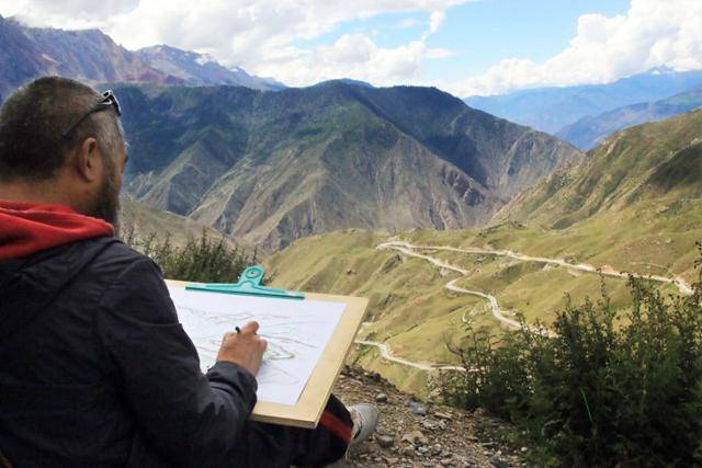 한 화가가 예라산 72굽이 하늘길을 화폭에 담고 있다. ⓒ최종명