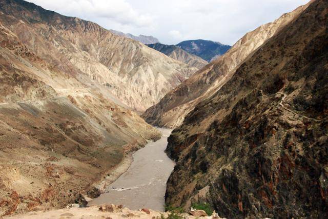 노강협곡 왼쪽으로 지나온 국도가 보인다. ⓒ최종명