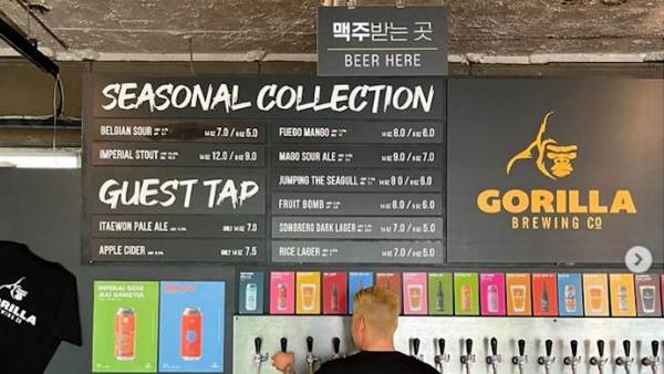 부산에 위치한 맥주 가게. ‘맥주받는 곳’을 제외하고는 모든 메뉴가 영어로 표기돼 있다.