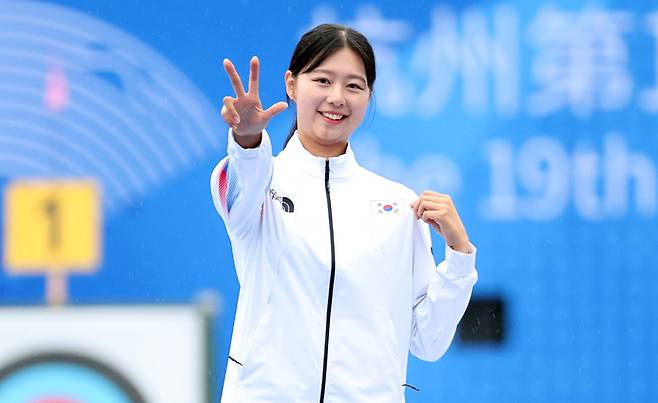 임시현이 7일 중국 항저우 푸양 인후 스포츠센터에서 열린 항저우 아시안게임 양궁 리커브 여자 개인 결승전에서 금메달을 차지한 뒤, 시상대에 올라 포즈를 취하고 있다. 연합뉴스