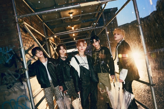 A part of the group TOMORROW X Twogethers new song Chasing That Feeling was released.TOMORROW X Twogether (Subin, Yeonjun, Beomgyu, Taehyun, Huening Kai) released the title Tracks Highlight of their third full-length album FREEFALL on October 7th.Beomgyu shot Camcorder directly, and the emotions of the team were intact, and this video captured the natural appearance of the five members.As background music in the video, an audio snippet was inserted to infer the atmosphere of the title song Chasing That Feeling.Chasing that feeling and Its all I know are repeated in a sad but determined vocal, and the snippet that catches the ear raises the expectation of the original song.Chasing That Feeling is a song that tells the new beginning of Augmented reality behind the sweet but ungrowth past. It will reveal the pain and anxiety of Augmented reality frankly and stimulate the consensus of youth in this age by Deixis .TOMORROW X Twogethers third full-length album, FREEFALL, which will be released on the 13th, depicts the story of youths who have delayed their growth and fled from the world after deciding to Deixis Augmented Reality.This album includes the title song Chasing That Feeling, Growing Pain, Back for More (TXT Ver.), Dreamer, Deep Down, Happily Ever After, Water Swallow, Blue Spring and Do It Like That.