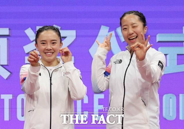 2일 중국 항저우 공슈 캐널 스포츠파크 짐내시움에서 열린 2022 항저우 아시안게임 여자 탁구 복식 결승 한국 대 북한 경기, 세트스코어 4:1로 북한에 승리를 거두고 금메달을 획득한 전지희, 신유빈이 시상대에 오르며 세리머니를 하고 있다. /항저우=뉴시스