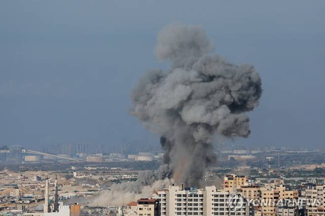 이스라엘의 보복 공습을 받아 검은 연기가 피어오르는 팔레스타인 가자지구. [로이터 연합뉴스]
