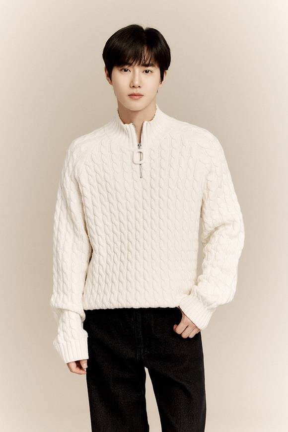 그룹 엑소 멤버 겸 배우 수호가 '힙하게'에서 함께 호흡을 맞춘 배우 한지민 이민기에 대해 "평생 함께 지내고 싶은 사람들"이라고 말했다. /SM엔터테인먼트