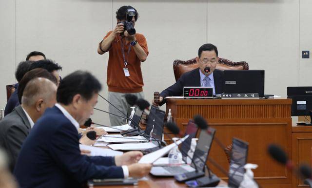 주호영 위원장이 지난 4일 오후 서울 여의도 국회에서 열린 연금개혁특별위원회 전체회의에서 의사봉을 두드리고 있다. 뉴스1