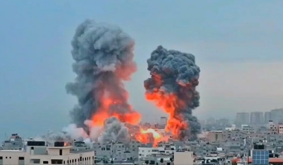 9일(현지시간) 이스라엘 공군이 팔레스타인 가자지구 내 알샤티 난민캠프를 폭격하고 있다. 2023.10.9 엑스