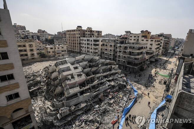 이스라엘 공격으로 무너진 가자지구 건물 (가자지구 EPA=연합뉴스) 8일(현지시간) 이스라엘 공습으로 가자지구 내 건물이 붕괴한 모습. 이스라엘을 겨냥한 팔레스타인 무장정파 하마스의 기습 공격과 이에 맞선 이스라엘의 보복 공습으로 지금까지 양측에서 1천100명 이상이 사망했다. 2023.10.09 clynnkim@yna.co.kr