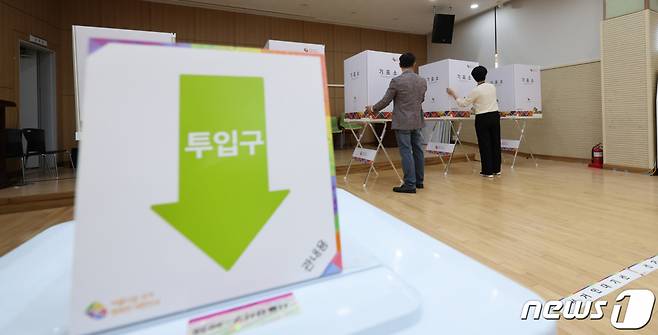 (서울=뉴스1) 박지혜 기자 = 5일 오후 서울 강서구 방화1동 주민센터 대강당에서 선관위 관계자들이 강서구청장 보궐선거 사전투표소를 설치하고 있다. 강서구청장 보궐선거 사전투표는 오는 6~7일 양일간 실시된다. 서울시선관위에 따르면 유권자는 별도의 신고없이 강서구 내에 설치된 사전 투표소 20곳 어디에서나 투표할 수 있다. 2023.10.5/뉴스1 Copyright (C) 뉴스1. All rights reserved. 무단 전재 및 재배포, AI학습 이용 금지.