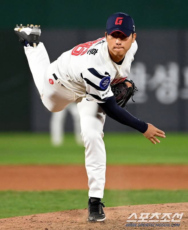 5일 부산 사직구장에서 열린 LG와 롯데의 경기, 롯데 우강훈이 역투하고 있다. 부산=허상욱 기자wook@sportschosun.com/2023.10.05/