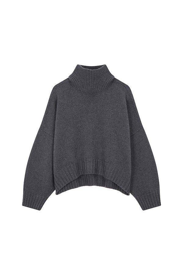 이태리 카리아기(Cariaggi)사의 캐시미어 원사를 사용한 델라라나(Della Lana)의 짧은 크롭드 터틀넥 니트 풀오버. 에스아이빌리지 홈페이지.