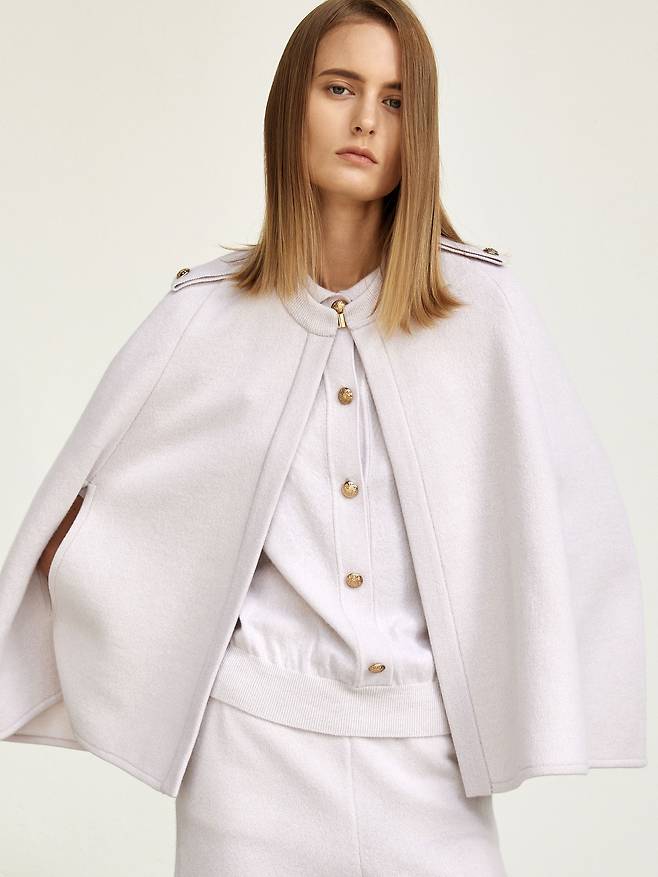 30년간 니트만 디자인해온 디자이너 유명해가 이끄는 마레 디 마리(Mare di Mari)의 2023년 가을/겨울 컬렉션. ‘타임리스 랜드스케이프(Timless Landscape)’라는 테마로 시공간을 초월할 클래식 캐시미어 아이템들을 선보였다. 마레 디 마리 홈페이지.