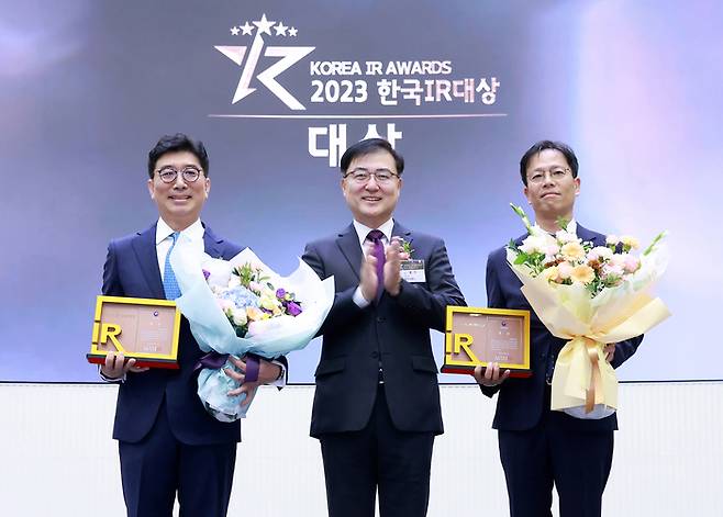 손병두 한국거래소 이사장(가운데)이 11일 한국거래소에서 개최된 '2023 한국 IR대상' 시상식에서 기업상 부문 대상 선정사 관계자(구자용 현대자동차 전무(맨 왼쪽), 백승한 클래시스 대표이사(맨 오른쪽))와 기념 촬영을 하고 있다. 사진=한국거래소