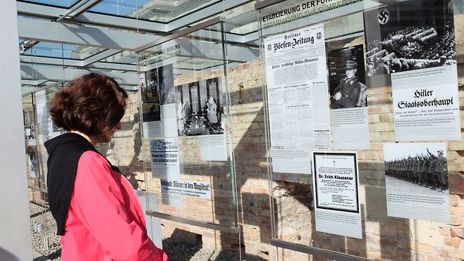 지난달 21일 오전 독일 베를린에 있는 전시장 ‘테러의 지형학’에서 시민이 나치 정권 역사와 만행과 관련한 기록을 관람하고 있다. 베를린=박혜원 기자